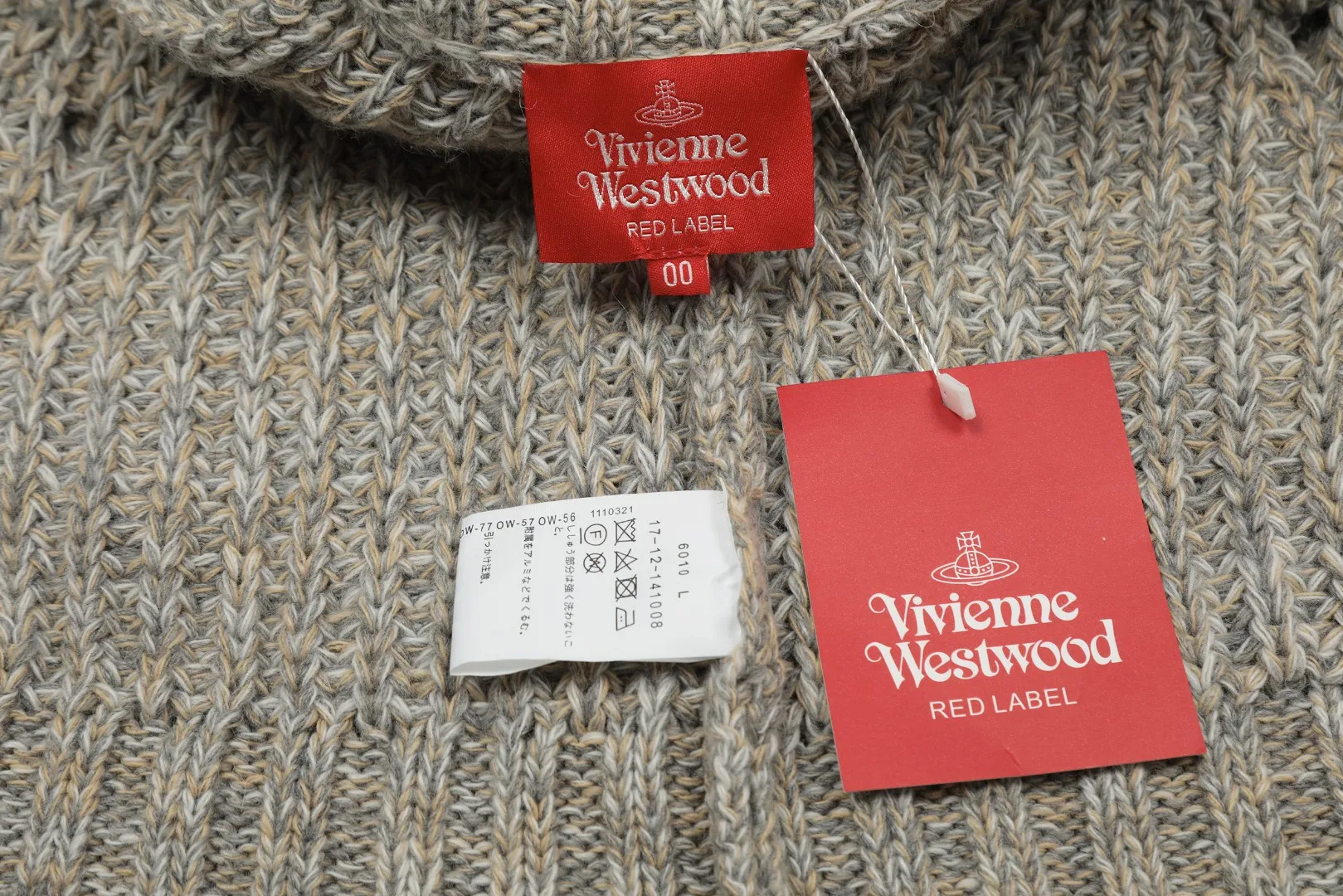 VIVI117# vivienne west wood Queen Mother of the West Vivienne Saturn Heavy-duty multi-needle craft cardigan Heavy original mold opening This truth be told, no one except my family would be willing to make it. The complexity of the weaving pieces is visible to the naked eye. It is time-consuming and labor-intensive. The high-gram weight wool blended garment is substantial. The highest quality in the entire network. Order with confidence - full range of correct accessories. Every detail is completely restored. Directly stretched. Size: S - M - L Color: uniform color